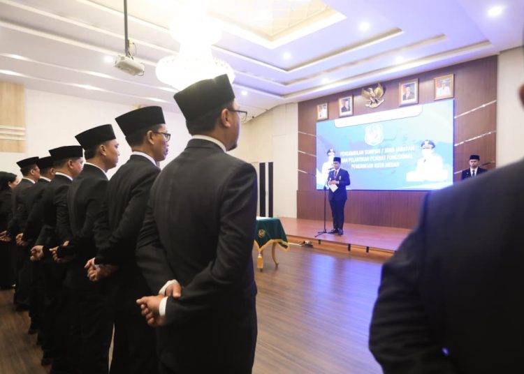 Wali kota Medan Rico Tri Putra Bayu Waas (tengah) saat  mengambil sumpah dan janji 53 orang Pejabat Fungsional di ruang rapat III, Balai Kota.(Satunusanara news/HO-Diskominfo Medan).