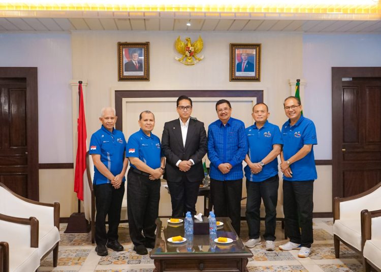 Wali kota Medan, Rico Tri Putra Bayu Waas (tengah) saat foto bersama dengan pengurus PTME Sumut di Balai Kota Medan.(Satunusantara news/HO-Diskoinfo Medan)