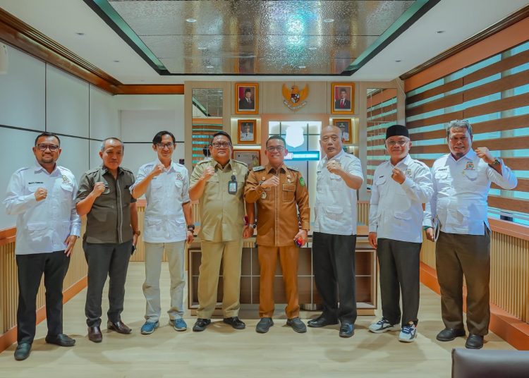 Wakil Wali Kota Medan, H. Zakiyuddin Harahap (tengah) saat  foto bersama dengan pengurus Tani Merdeka Indonesia Medan di Balai Kota Medan.(Satunusantara news/HO-Diskominfo Medan).