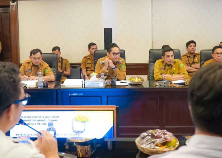 Wali kota Medan, Rico Tri Putra Bayu Waas (tengah) saat  Rapat bersama BBWS Sumatera II, di Balai Kota Medan.(Satunusantara news/HO-Diskominfo Medan).