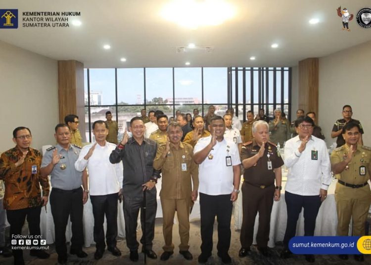 Kepala Divisi Pelayanan Hukum, Kanwil Kemenkum Sumut, Sahata Marlen Situngkir (dua kiri) pada Kegiatan Sosialisasi DPN dan Kebijakan Terpadu Pertahanan Negara.(Satunusantara news/HO-Kanwil Kemenkum Sumut).
