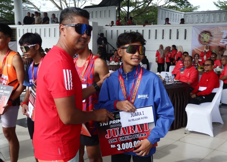 Danrem 022/Pantai Timur, Kolonel Inf Sandi Kamidianto (kiri) saat menyerahkan hadiah kepada pemenang juara  I Fun Run memeriahkan  HUT ke-80 TNI  di Kisaran. (Satunusantara news/HO-Pendam I/BB).