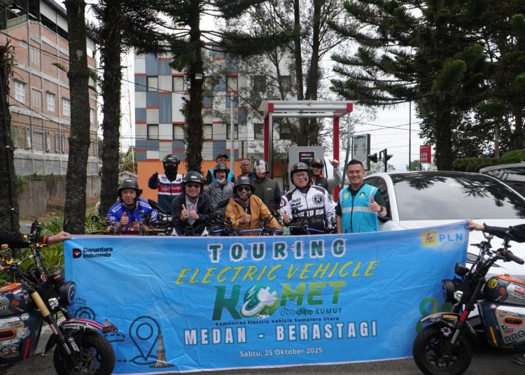 PT PLN (Persero) UID Sumut  bersinergi dengan KOMET menggelar kegiatan "Tour with EV"  menempuh rute Medan–Berastagi.(Satunusantara news/HO-Humas PLN UID Sumut)