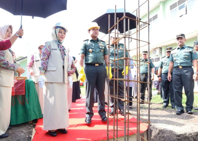 Pangdam I/BB  Mayjen TNI Rio Firdianto (tengah) bersama Ketua Yayasan Kartika Jaya Cabang I/Bukit Barisan Ny. Galuh Rio Firdianto  (kiri) saat peletakan batu pertama pembangunan ruang kelas baru di SMK Kartika I-3 Gaperta, Medan.(Satunusantara news/HO-Pendam I/BB)