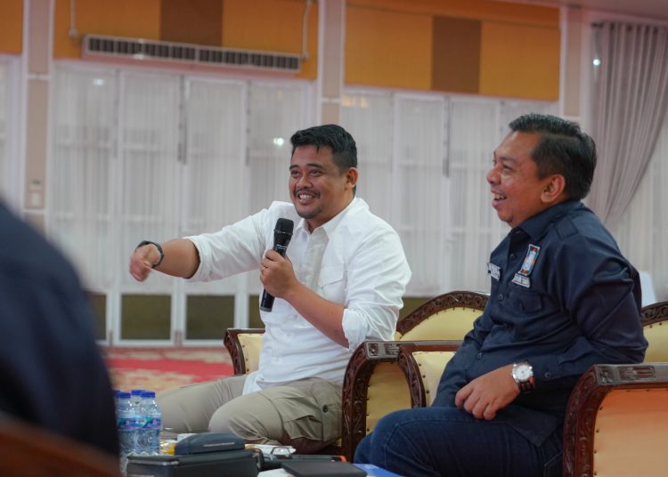 Gbernur Sumut Bobby Nasution (kiri) dalam diskusi dengan jajaran DPD APPERSI dan REI di Aula Rizal Nurdin Rumah Dinas Gubernur Sumut.(Satunusantara news/HO-Diskominfo Sumut).