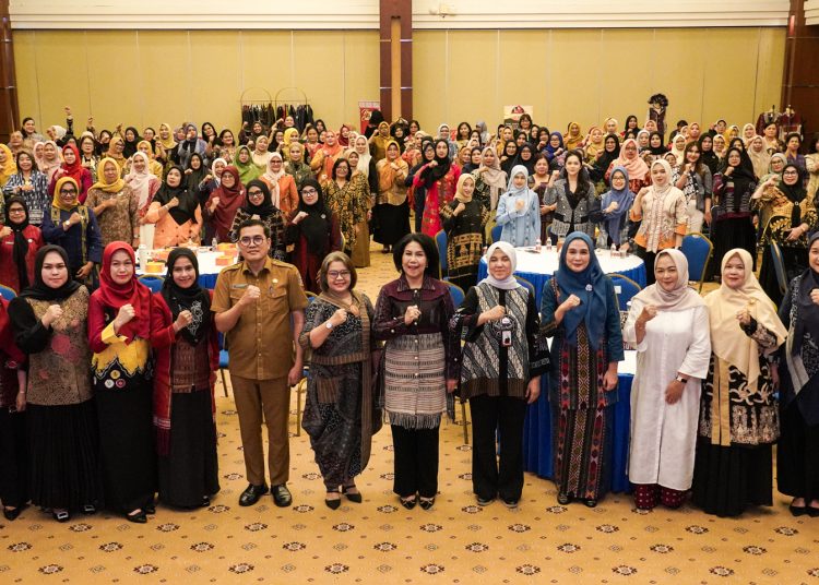 Ketua DWP Provinsi Sumut,Dita Togap Simangunsong (tengah) saat foto bersama dengan peserta Workshop Entrepreneur di Kantor Bank Sumut.(Satunusantara news/HO-Diskominfo Sumut).