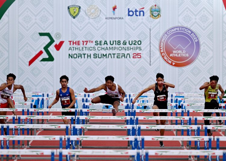Atlet lari gawang asal I Indonesia (tengah) memperoleh peringkat pertama disusul rekan satu negara  Asyrafi Yusqi (satu dari kiri) sebagai peringkat kedua , kemudian atlet Thailand Rattanya Kadeewong (kanan) periingkat ketiga pada final lari gawang 110 meter  putra U18 Kejuaraan Atletik Asia Tenggara di Stadion Madya Atletik Kawasan Center Sumut, Kabupaten Deliserdang.(Satunusantara news/HO-Diskominfo Sumut).