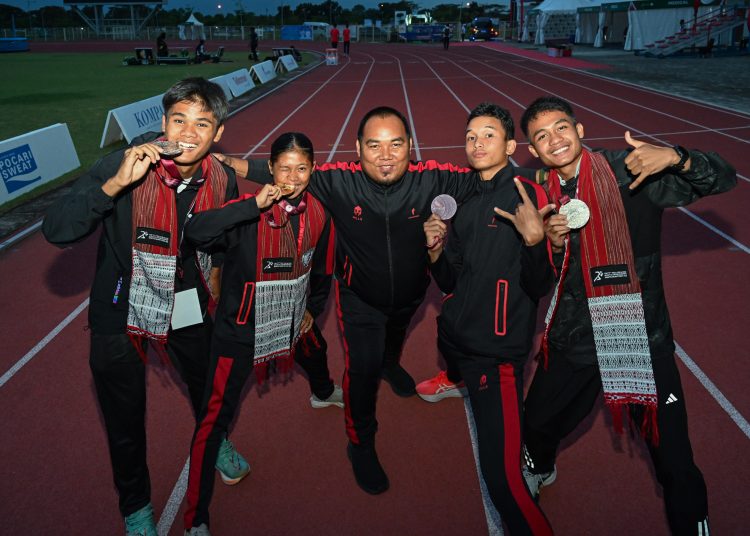 Atlet Atletik Indonesia Asal Sumut Peraih Medali Kejuaraan Atletik Asia Tenggara U18 & U20  Tahun 2025 saat berfoto bersama Pelatihnya Saddam, usai penutupan Kejuaraan Atletik Asia Tenggara di Stadion Madya Atletik, Sumut Sport Center, Kabupaten  Deli Serdang.(Satunusantara news/HO-Diskominfo Sumut)