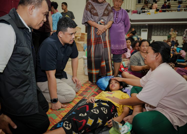 Gubernur Sumut Muhammad Bobby Afif Nasution, (tengah) saat meninjau  Posko Pengungsian di GOR Pandan, Kabupaten  Tapteng untuk melihat kondisi warga terdampak.(Satunusantara news/HO-Diskominfo Sumut).