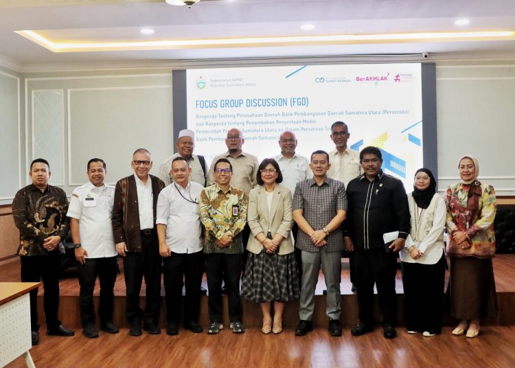 Tim Diskusi Kelompok Terarah (FGD) yang digelar Bapemperda DPRD Sumut, saat foto bersama  dengan  Pemprov Sumut, dan Kemendagri, serta pemangku kepentingan terkait.(Satunusantara news/HO-Diskominfo Sumut).