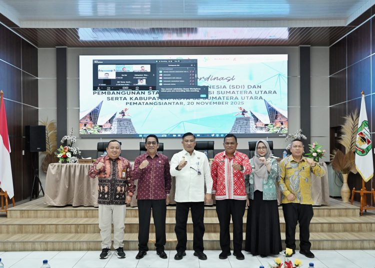 Kepala Dinas Kominfo Sumut Erwin Hotmansah Harahap (tengah)  pada saat Rakor Akselerasi Satu Data Indonesia (SDI), dan Pembangunan Statistik Provinsi dan Kabupaten/Kota, di Aula Kantor Walikota Pematangsiantar.(Satunusantara news/HO-Diskominfo Sumut).