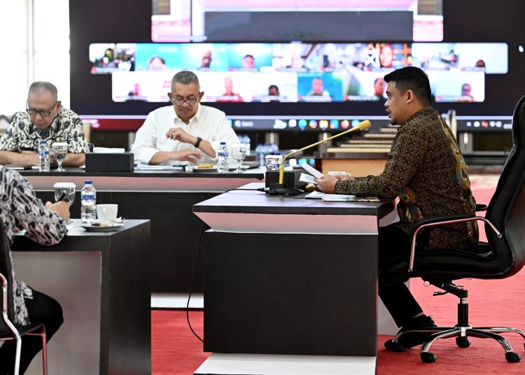 Gubernur Sumut  Muhammad Bobby Afif Nasution (kanan) saat Evaluasi SAKIP Pemprov Sumut Tahun 2025 secara zoom meeting dari Aula Tengku Rizal Nurdin, Kantor Gubernur Sumut.(Satunusantara news/HO-Diskominfo Sumut).