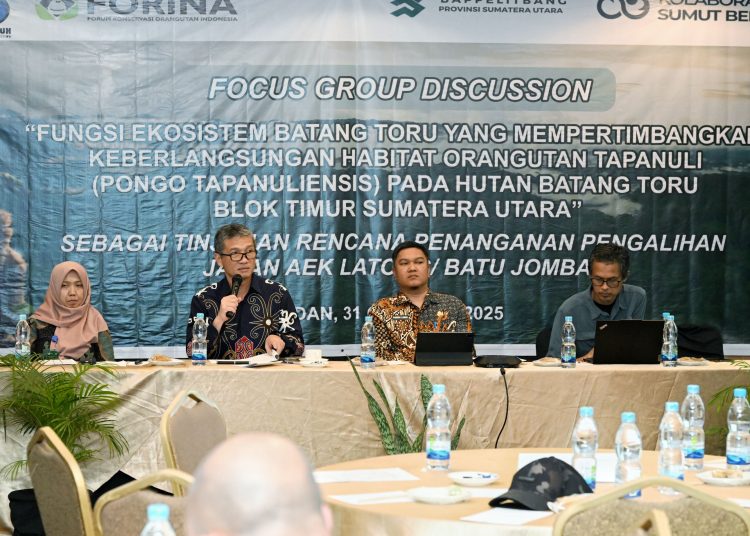 Direktur Yayasan TaHuKah Erwin Alamsyah Siregar, saat FGD bertema Fungsi Ekosistem Batang Toru terhadap Keberlangsungan Habitat Orangutan Tapanuli di Medan.(Satunusantara news/HO-Diskominfo Sumut)