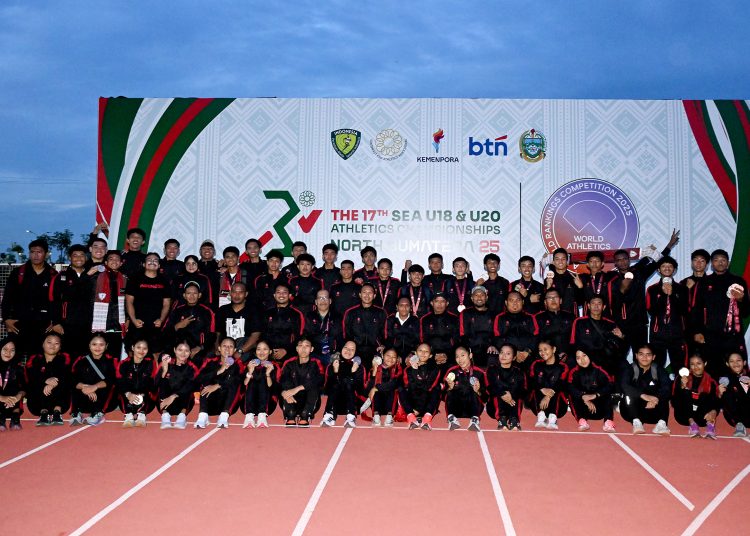 Seluruh atlet dan para pelatih tim Indonesia saat melakukan foto bersama usai pengumuman Indonesia menajdi juara umum pada Kejuaraan Atletik Asia Tenggara U18 & U20  di Stadion Madya Atletik Kawasan Sport Centre Sumut, di Kabupaten Deliserdang.(Satunusantara news/HO-Diskominfo Sumut).