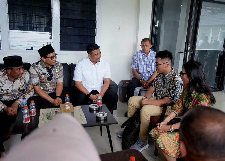 Gubernur Sumut  Muhammad Bobby Afif Nasution (tengah )menyampaikan apresiasi  kepada Matthew Pranawinata Tar Pranawinata siswa SMP Binjai raih juara Olimpiade Sains Internasional di Rusia.(Satunusantara news/HO-Diskominfo Sumut).