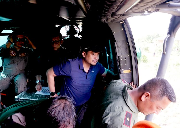 Gubernur Sumut Muhammad Bobby Afif Nasution (tengah) saat menyalurkan bantuan logistik dari pesawat Helikopter dan memastikan dapat menjangkau masyarakat yang masih terisolasi akibat bencana banjir dan longsor yang memutus akses darat. (Satunusantara news/HO-Diskominfo Sumut).