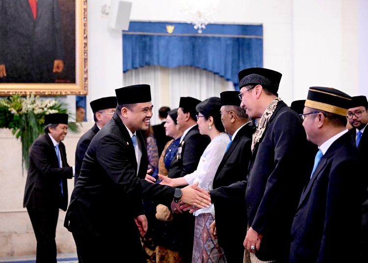 Gubernur Sumut Muhammad Bobby Afif Nasution (kiri) pada acara penganugerahan gelar Pahlawan Nasional kepada almarhum Tuan Rondahaim Saragih, tokoh pejuang asal Sumut oleh Presiden Republik Indonesia, Prabowo Subianto,  di Istana Negara, Jakarta.(Satunusantara news/HO-Diskominfo Sumut).