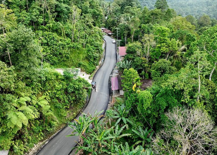 Jalan dari Mandrehe, Kabupaten Nias Barat, menuju Kota Gunungsitoli , yang diperbaiki oleh  Gubernur Bobby Nasution, waktu tempuh kini jauh lebih singkat, hanya sekitar satu jam.(Satunusantara news/HO-Diskominfo Sumut)