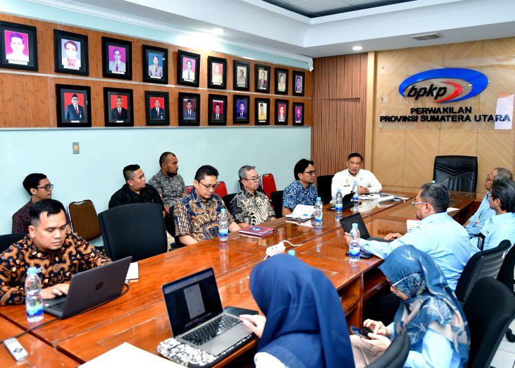 Kepala Dinas Kominfo Sumut, Erwin Hotmansah Harahap (kemeja  putih) saat berada di Kantor BPKP, Medan.(Satunusantara news/HO-Diskominfo Sumut).