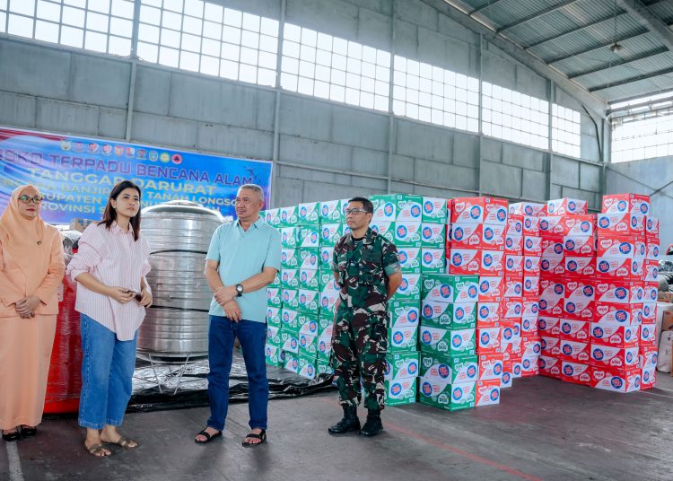 Ketua PKK Sumut, Kahiyang Ayu (dua kiri) saat menyalurkaan bantuan kepada warga terdampak banjir di Kabupaten Tapteng dan Sibolga, yang dikirim melalui pesawat Helikopter dari  Lanud Soewondo Medan.(Satunusantara news/HO-Diskominfo Sumut).