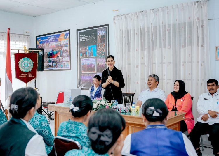 Ketua TP PKK Sumut, Kahiyang Ayu (tengah) pada acara sosialisasi pencegahan kanker serviks dan pemeriksaan IVA test bagi kader PKK kecamatan dan desa di Kabupaten  Taput.(Satunusantara news/HO-Diskominfo Sumut).