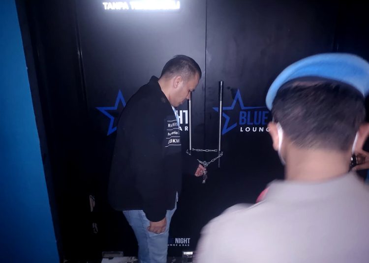 Satpol PP menyegel tempat hiburan malam Blue Night di Kecamatan Sei Bingai, Kabupaten Langkat, karena belum memiliki izin operasional yang lengkap.(Satunusantara news/HO-Diskominfo Sumut).,
