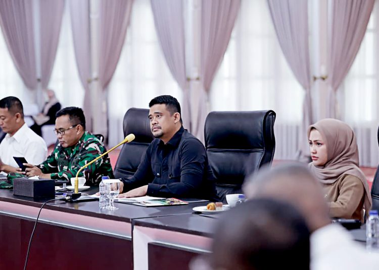 Gubernur Sumut Bobby Nasution (tengah) saat  mengikuti rapat koordinasi penanganan bencana bersama dengan Menko PMK Pratikno secara daring di Aula Tengku Rizal Nurdin, Rumah Dinas Gubernur Sumut.(Satunusantara news/HO-Diskominfo Sumut).