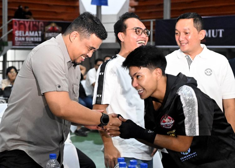 Gubernur Sumut  Muhammad Bobby Afif Nasution (kiri) saat menyalam salah seorang juara tinju  di GOR Veteran Dispora Sumut.(Satunusantara news/HO-Diskominfo Sumut).