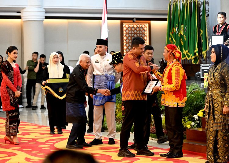 Gubernur Sumut Muhammad Bobby Afif Nasution (tengah)  pada perayaan Hari Guru Nasional 2025 di Aula Raja Inal Siregar, Kantor Gubernur Sumut.(Satunusantara news/HO-Diskominfo Sumut)