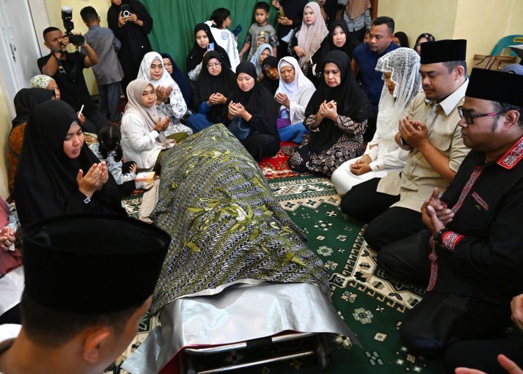Gubernur Sumut Muhammad Bobby Afif Nasution (dua kanan) didampingi Ketua TP PKK Sumut Kahiyang Ayu, saat melaksanakan takziah ke rumah duka almarhumah Nuraidah binti Mahfir, di Jalan Karya Jaya, Gang Masjid Nomor 3, Medan.(Satunusantara news/HO-Diskominfo Sumut)
