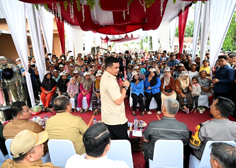 Gubernur Sumut Muhammad Bobby Afif Nasution, (tengah) saat dialog dengan petani padi di Desa Rawang Lama, Kecamatan Rawang Panca Arga, Kabupaten Asahan.(Satunusantara news/HO-Diskominfo Sumut).