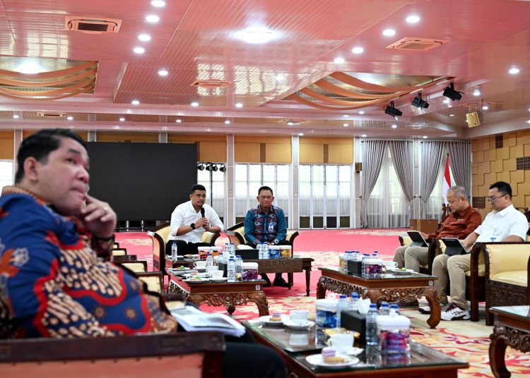 Gubernur Sumut Muhammad  Bobby Nasution (tengah) saat saat menerima kunjungan Perwakilan Bank Indonesia (BI) Sumut, di Aula Tengku Rizal Nurdin, Rumah Dinas Gubernur Sumut.(Satunusantara news/HO-Diskominfo Sumut).