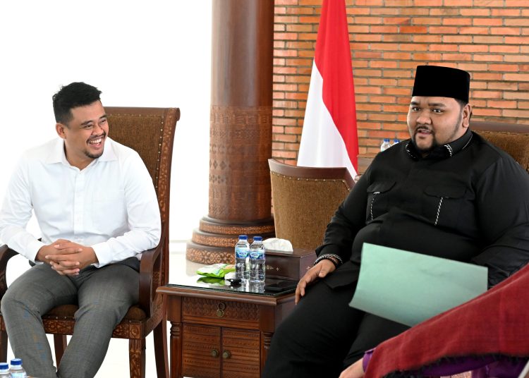 Gubernur Sumut  Muhammad Bobby Afif Nasution (kiri) saat menerima audensi Ketua Harian LPTQ Sumut Muhammad Yasir di Kantor Gubernur Sumut.(Satunusantara news/HO-Diskominfo Sumut).