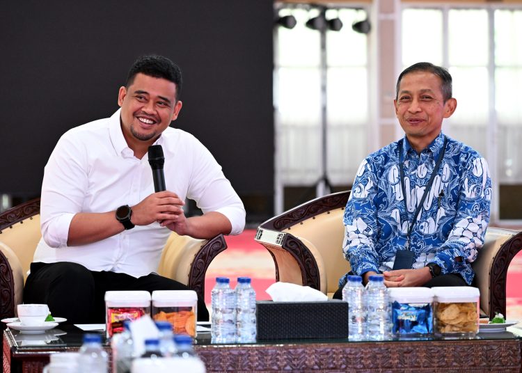 Gubernur Sumut  Muhammad Bobby Afif Nasution (kiri) saat menerima   Audiensi Kepala OJK Sumut Khoirul Muttaqien di Aula Tengku Rizal Nurdin, Rumah Dinas Gubernur Sumut.(Satunusantaa news/HO-Diskominfo Sumut)