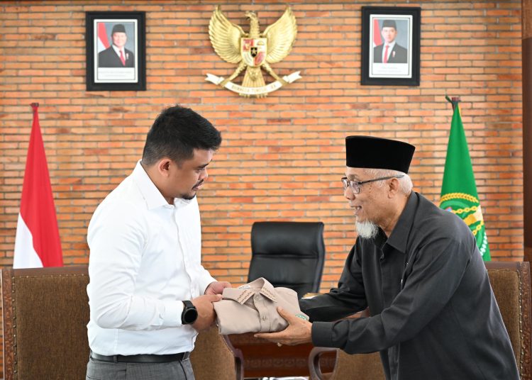 Gubernur Sumut  Muhammad Bobby Afif Nasution (kiri) saat menerima  Ketua MUI Sumut Maratua Simanjuntak  di kantor Gubernur Sumut.(Satu Nusantara news/HO-Diskominfo Sumut).