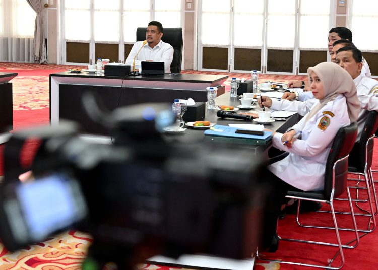 Gubernur Sumut Muhammad Bobby Afif Nasution, (kiri) saat rapat dengan DEN secara virtual dari Aula Tengku Rizal Nurdin, Rumah Dinas Gubernur Sumut.(Satunusantara news/HO-Diskominfo Sumut).