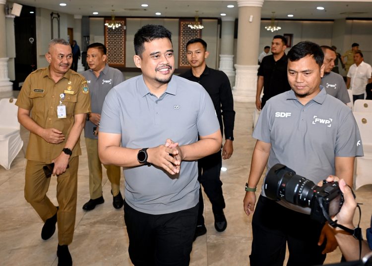 Gubernur Sumut  Muhammad Bobby Afif Nasution (tengah) didampingi Ketua Umum FWP Sumut Syaifullah Defaza (kanan) saat menghadiri  pelantikan pengurus FWP Sumut di Aula Raja Inal Siregar, Kantor Gubernur.(Satunusantara news/HO-Diskominfo Sumut).