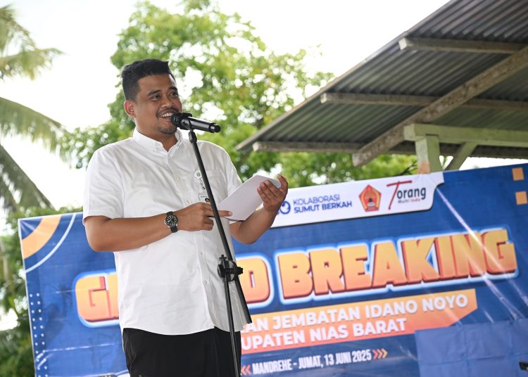 Gubernur Sumut Muhammad Bobby Afif Nasution, saat meresmikan pembangunan jembatan Idano Noyo di Desa Tuwuna, Kecamatan Manrehe,  Kabupaten Nias Barat, baru-baru ini.(Satunusantara news/HO-Diskominfo Sumut).