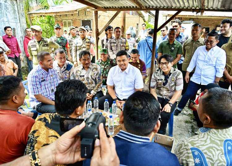 Gubernur Sumut  Muhammad Bobby Afif Nasution (tengah) saat menemui Sopian Daulai Nadeak, guru SMK Negeri 1 Kutalimbaru, Kabupaten Deliserdang, yang dilaporkan orang tua siswa ke Polisi. (Satunusantara news/HO-Diskominfo Sumut).