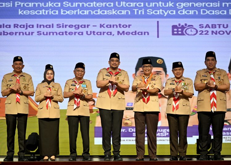 Gubernur Sumut Muhammad Bobby Afif Nasution (tengah) saat pelentikan   pengurus Kwarda Sumut di Aula Raja Inal Siregar, Kantor Gubernur Sumut.(Satunusantara news/HO-Diskominfo Sumut).