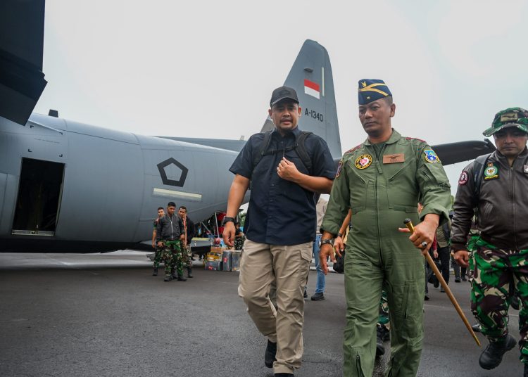 Gubernur Sumut  Muhammad Bobby Afif Nasution (kiri) saat berada di Lanud  Soewondo, sebelum terbang menggunakan Pesawat Hercules terbang terbang ke Kabupaten Tapteng.(Satunusantara news/HO-Diskominfo Sumut).