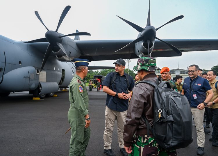 Gubernur Sumut Bobby Nasution (tengah) sesaat sebelum terbang menggunakan Pesawat Hercules  untuk meninjau banjir di Kabupaten Tapteng dari Lanud Soewondo.(Satunusantara news/HO-Diskominfo Sumut).