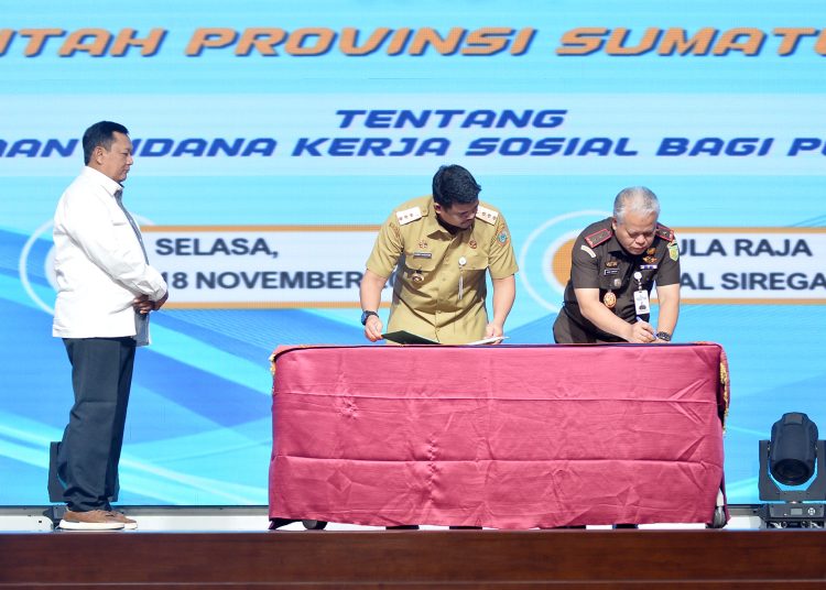 Gubernur Sumut Muhammad Bobby Afif Nasution (tengah) bersaman Kepala Kejaksaan Tinggi Sumut Harli Siregar (kanan) saat menandatangani PKS tentang Pelaksanaan Pidana Kerja Sosial. di Aula Raja Inal Siregar di Kantor Gubernur Sumut.(Satunusantara news/HO-Diskominfo Sumut)