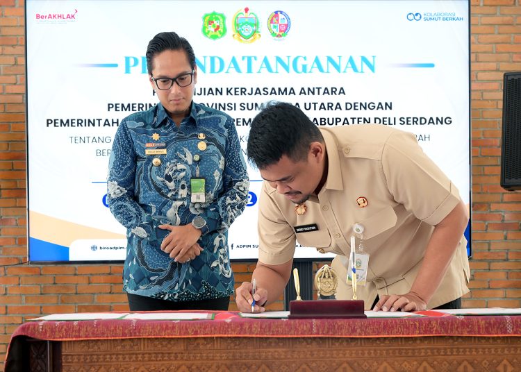 Gubernur Sumut  Muhammad Bobby Afif Nasution (kanan) saat menandatangani pengelolaan sampah perkotaan, bersama Wali kota Medan Rico Tri Putra Bayu Waas. (kiri) di Kantor Gubernur Sumut.(Satunusantara news/HO-Diskominfo Sumut).