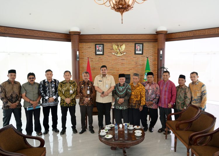 Gubernur Sumut Muhammad Bobby Afif Nasution (tengah) foto bersama dengan  Perkumpulan Persaudaraan Putra Solo (P3S), di Kantor Gubernur Sumut.(Satunusantara news/HO-Diskominfo Sumut).