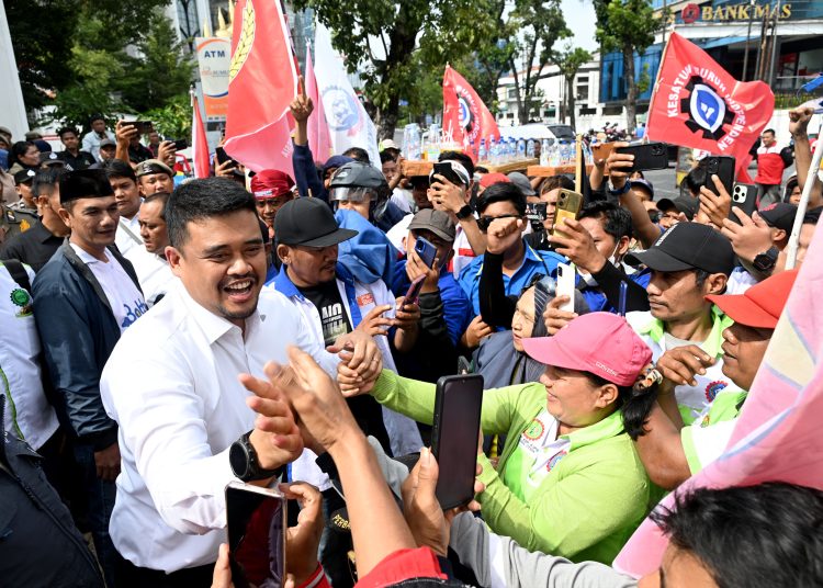Gubernur Sumut  Muhammad Bobby Afif Nasution (kiri) saat menemui massa aksi unjuk rasa yang dilakukan para buruh di depan Kantor Gubernur Sumut.(Satunusantara news/HO-Diskominfo Sumut).