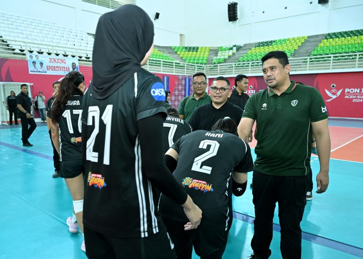Gubernur Sumut Muhammad Bobby Afif Nasution (kanan)  saat meninjau Timnas bola voli berlatih di Volley Indoor Sport Centre Sumut, Kabupaten Deliserdang.(Satunusantara news/HO-Diskominfo Sumut).