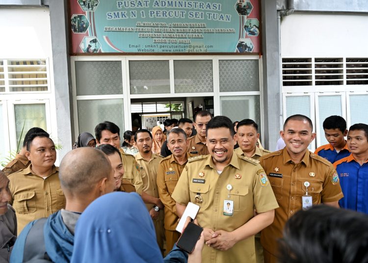 Gubernur Sumut   Muhammad Bobby Afif Nasution (tengah) saat meninjau langsung pelaksanaan TKA di SMAN) 1 Medan.(Satunusantara news/HO-Diskominfo Sumut)