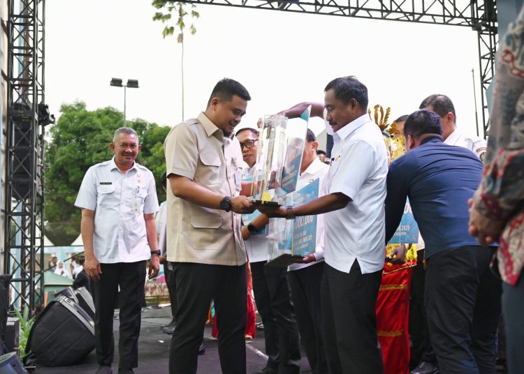 Gubernur Sumut Muhammad Bobby Afif Nasution (tengah) saat menyerahkan hadiah kepada pemenang inovasi.(Satunusantara news/HO-Diskominfo Sumut).