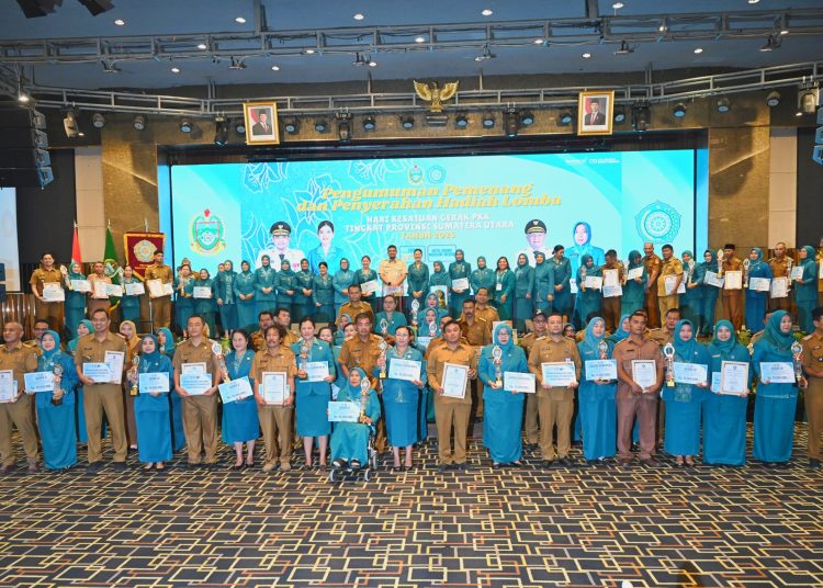 Gubernur Sumut   Muhammad Bobby Afif Nasution (tengah/atas) saat foto bersama  pada penyerahan hadiah HKG PKK Tingkat Provinsi Sumut Tahun 2025.(Satunusantara news/HO-Diskominfo Sumut).